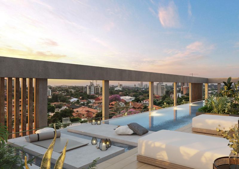 Azotea con piscina de un edificio de apartamentos frente al horizonte de Asunción