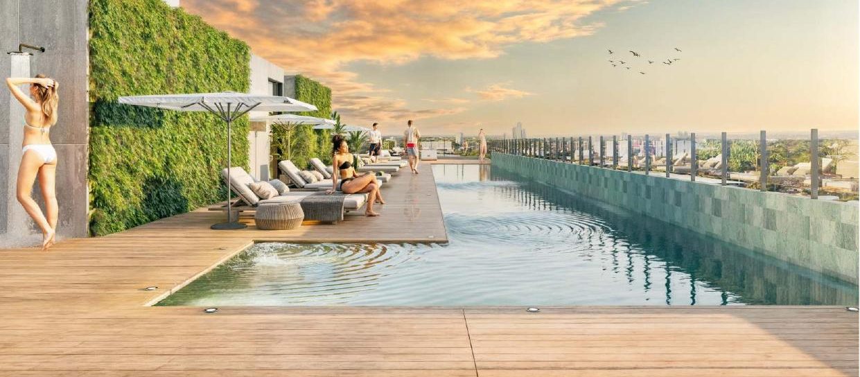 Piscina en rooftop con jardín vertical y vista a la ciudad