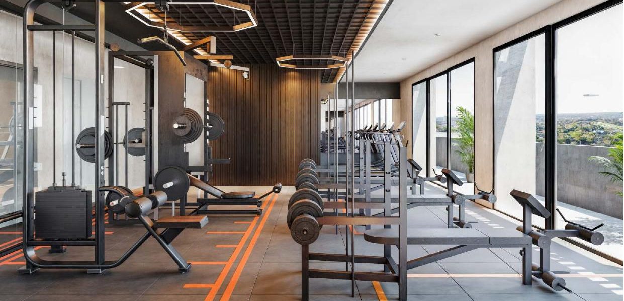 Gimnasio con ventanales de piso a techo
